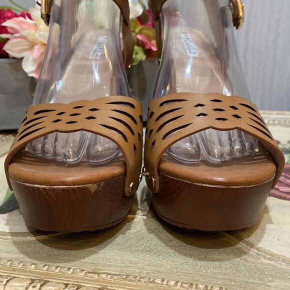 Kayleen Los Angeles Queen Studded Sandals Sz 8.5 NWOT - Picture 5 of 16